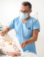 Infirmier dans une salle d'opération